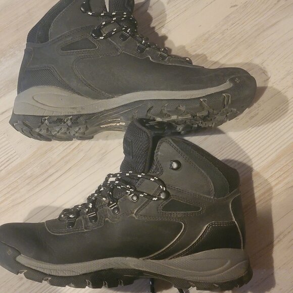 Columbia Newton Ridge Plus Waterproof Hiking Boots for Ladies - Black/Chalk 9 - Picture 1 of 5